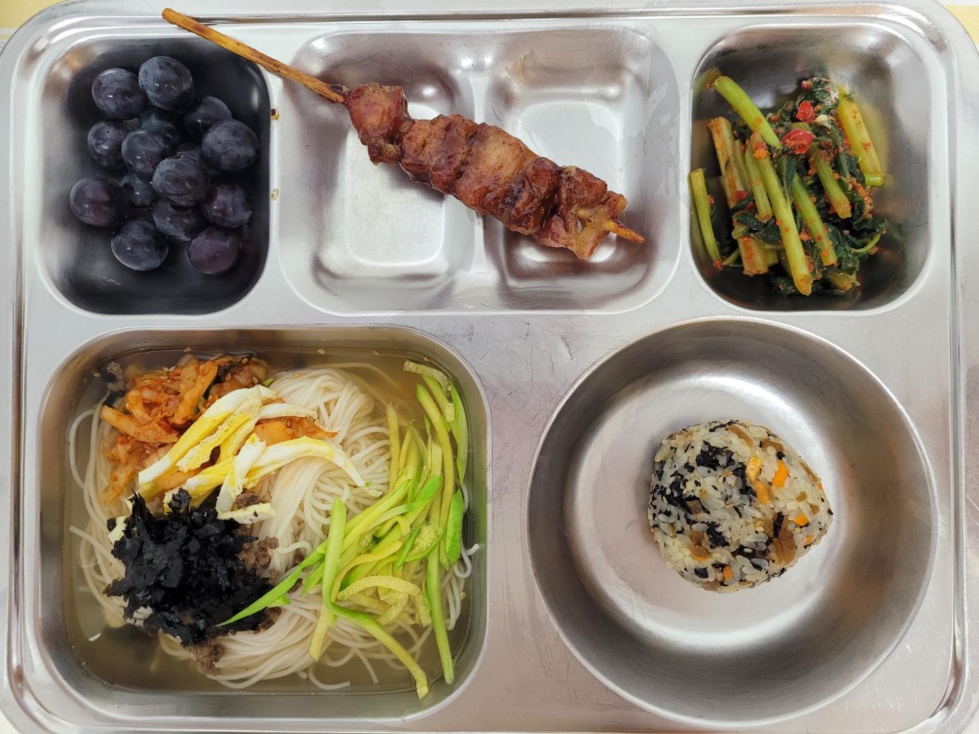 9월25일 식단(무장아찌주먹밥,잔치국수,양념닭꼬치,열무김치,친환경포도) 사진