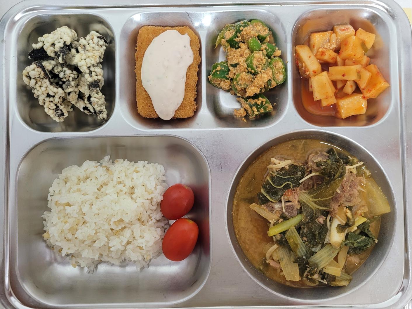 9월26일 식단(찰보리밥,우거지감자탕,담백한광어까스,아삭고추쌈장무침,김부각,깍두기,대추방울토마토) 사진