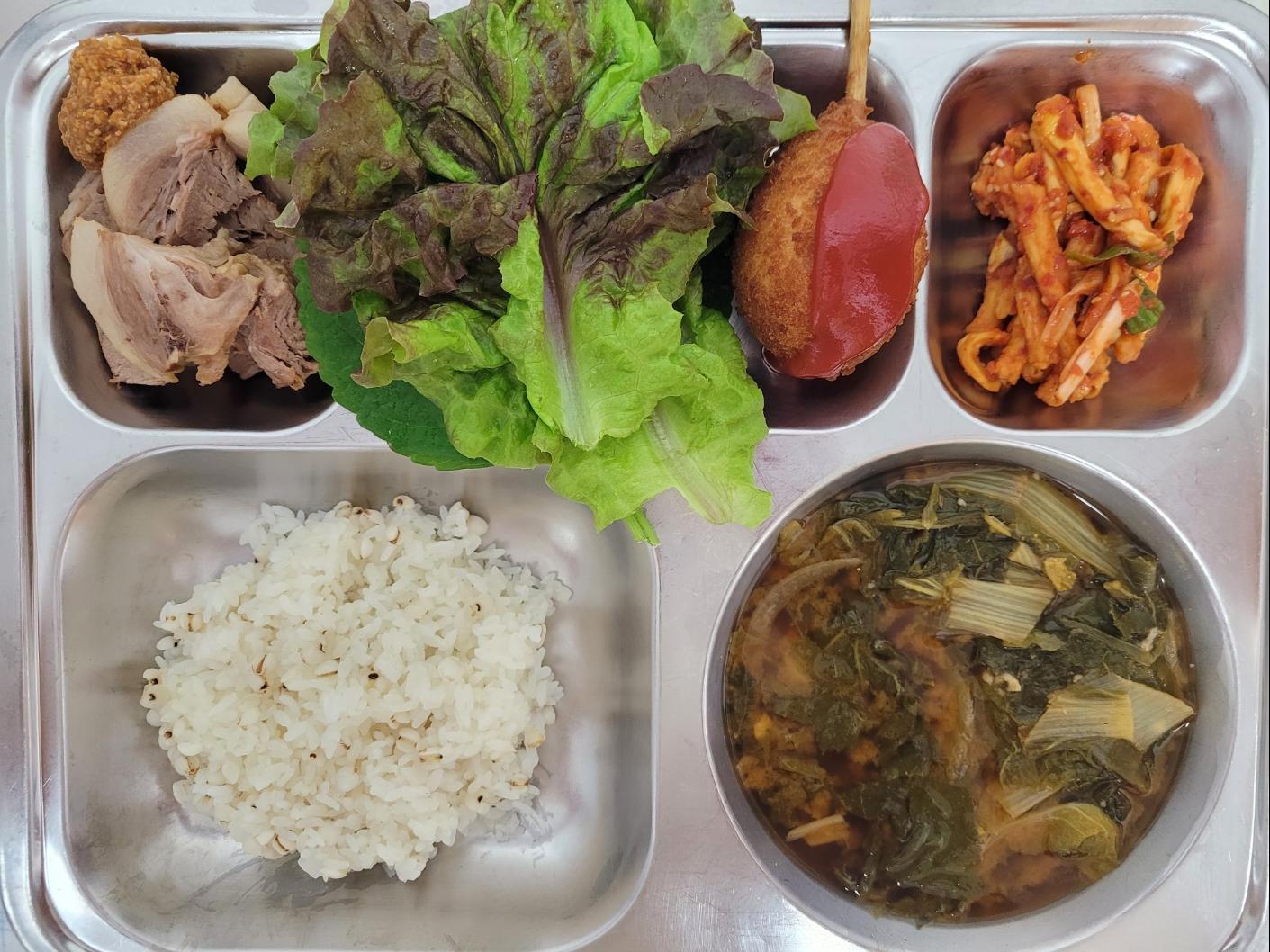 9월27일 식단(율무밥,얼갈이배추국),오향장육(수육),무말랭이무침,쌈채소/두부쌈장무침,탱글뽀득핫도그) 사진