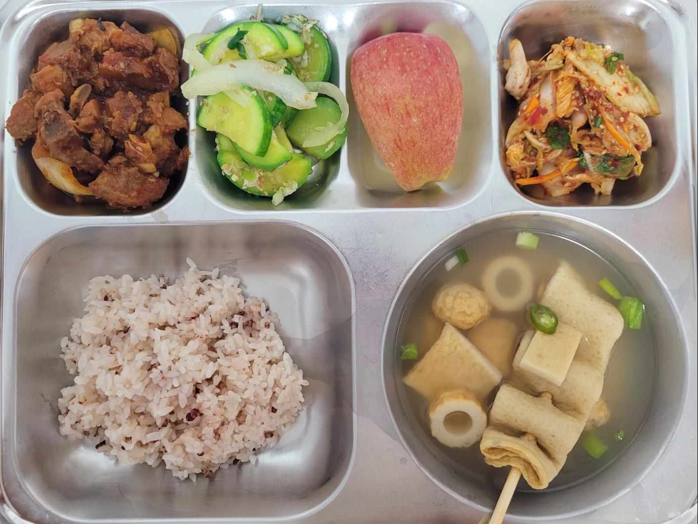 9월30일 식단(차수수밥,꼬지어묵국,애호박버섯볶음,매운돼지갈비조림,배추겉절이,강릉사과) 사진