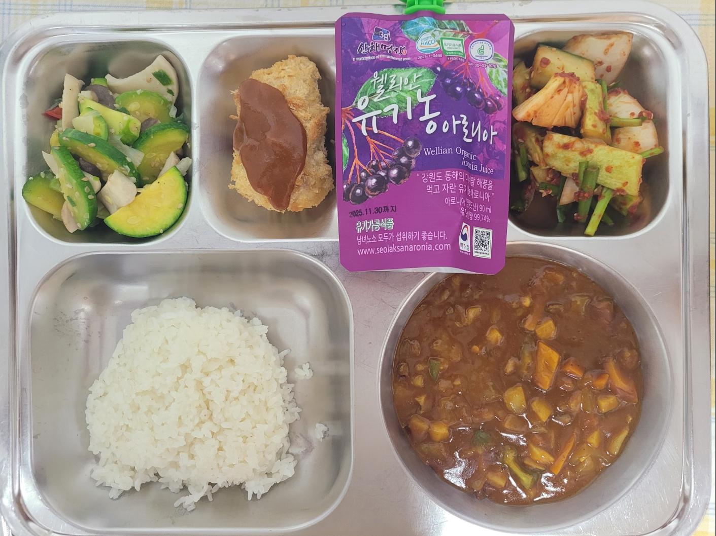 10월2일 식단(인도식정통커리,오이부추무침,새송이버섯볶음,리얼치즈블럭돈카츠,친환경아로니아주스) 사진