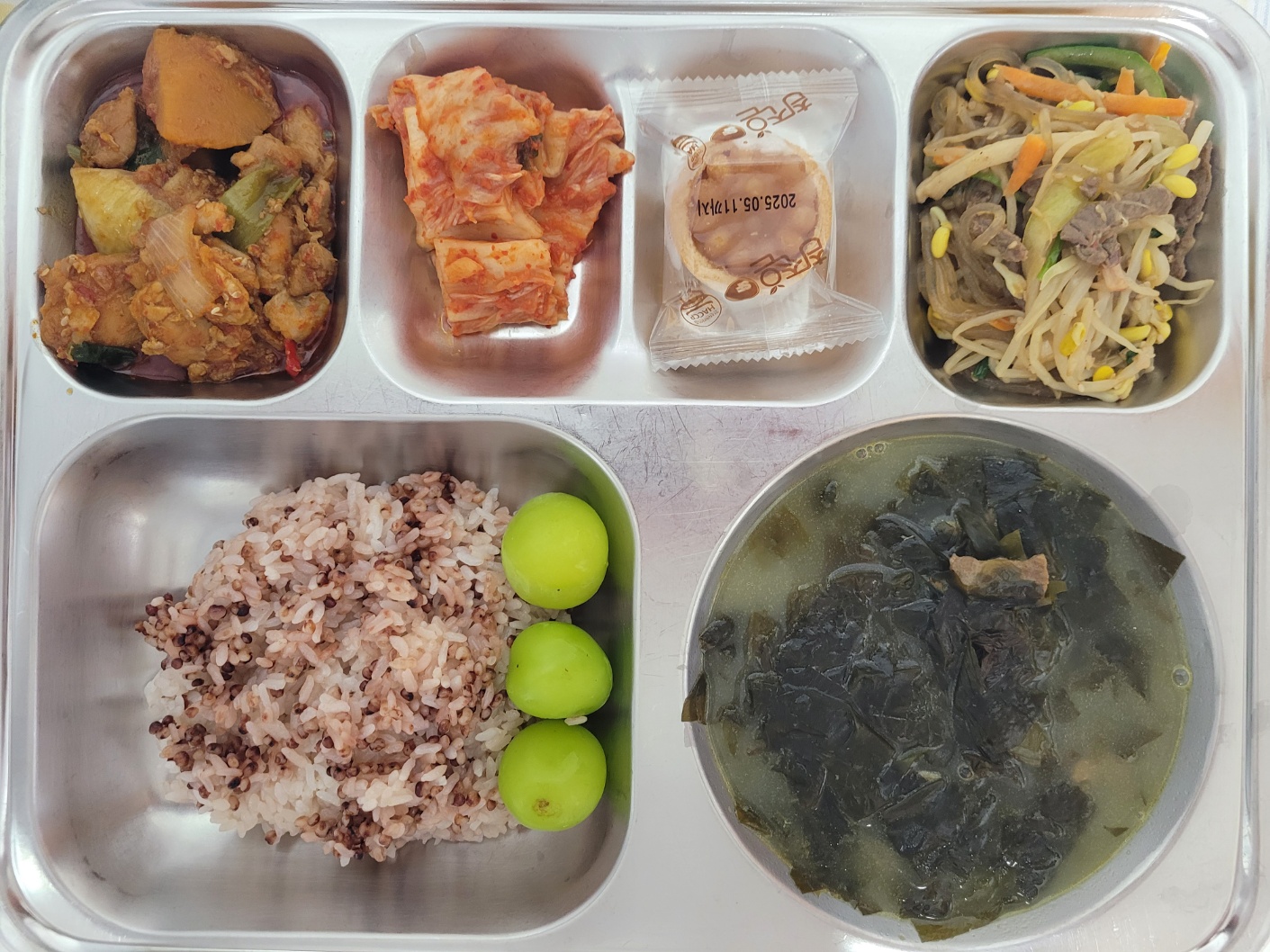 10월7일 식단(차수수밥,쇠고기미역국,단호박닭조림,친환경콩나물잡채,배추김치,쌀약과에그타르트,샤인머스켓) 사진