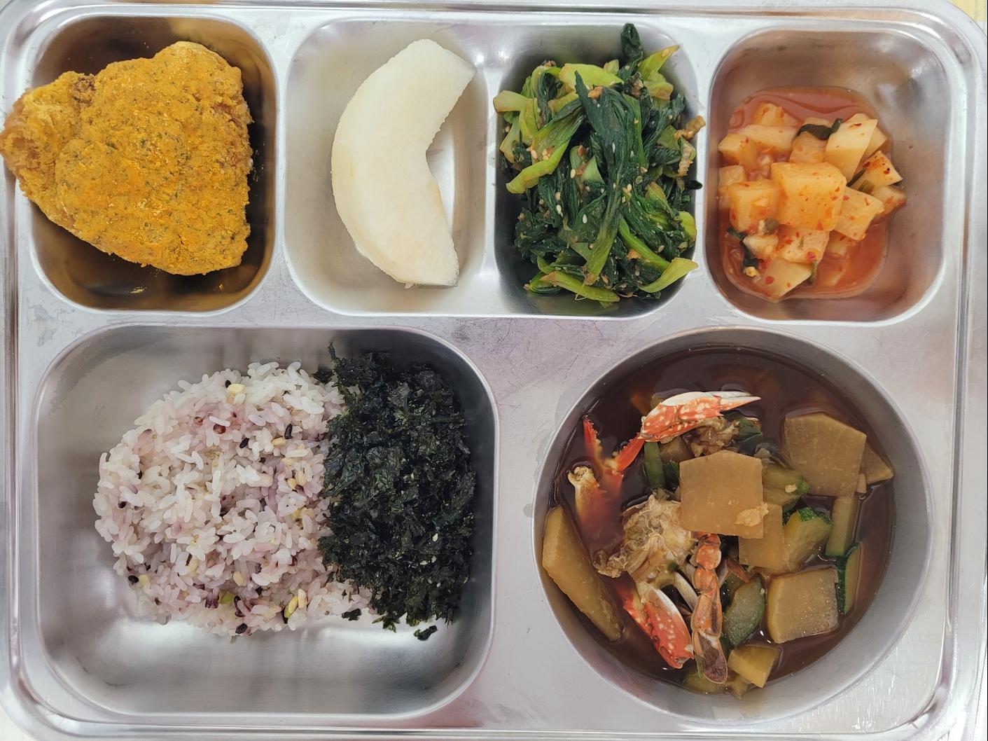 10월8일 식단(혼합잡곡밥,꽃게무장국,청경채나물,대만식지파이,건파래볶음,깍두기,친환경배) 사진