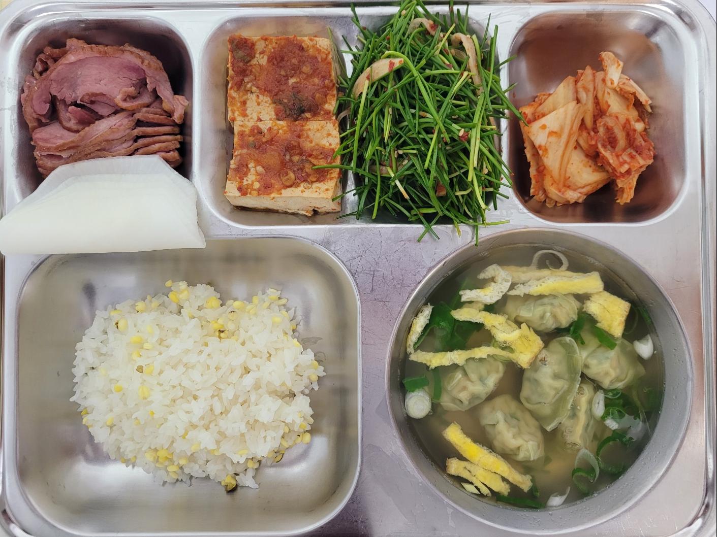 10월10일 식단(녹두밥,야채가득물만두국,우리콩두부도림,훈제오리&무쌈,영양부추겉절이,배추김치) 사진