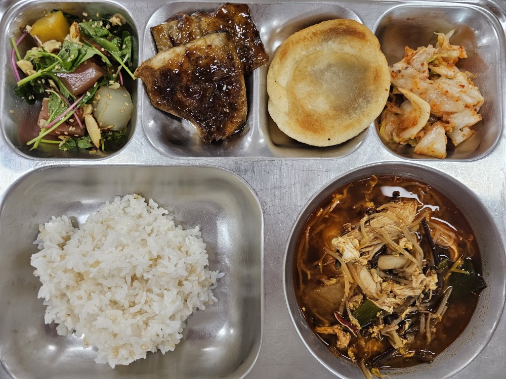 10월15일 식단(발아현미밥,닭개장,아몬드삼색묵무침,삼치유자간장구이,배추김치,수제찹쌀호떡) 사진