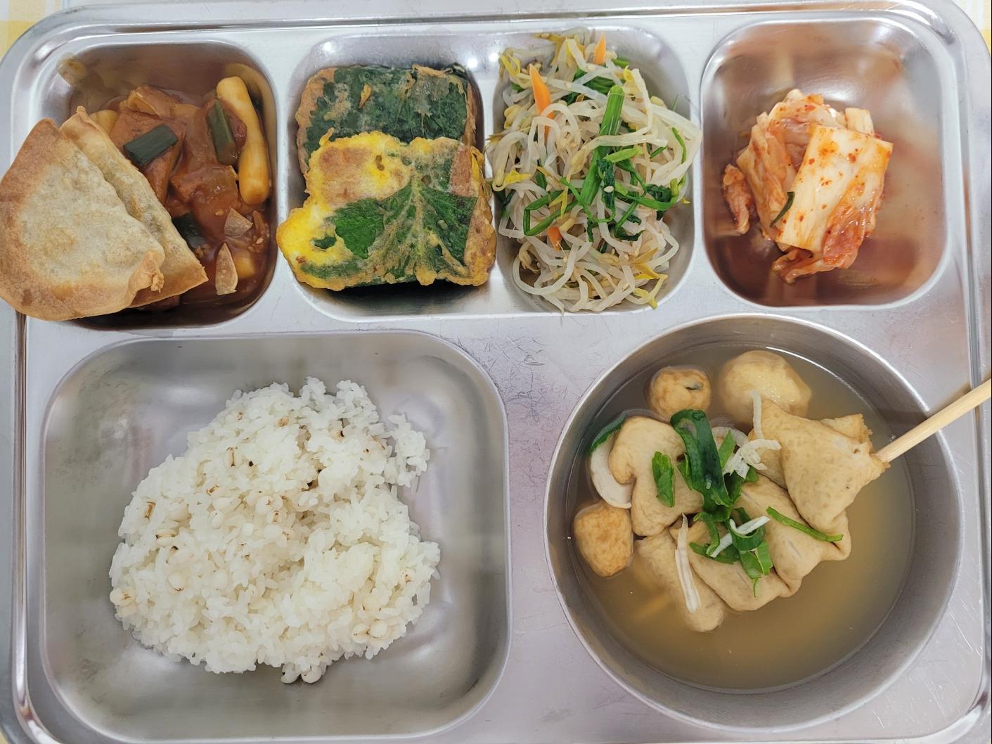 11월21일 식단(율무밥,꼬지어묵국,국물떡볶이/납작만두,명태살깻잎두부전,삼색나물무침,배추김치) 사진