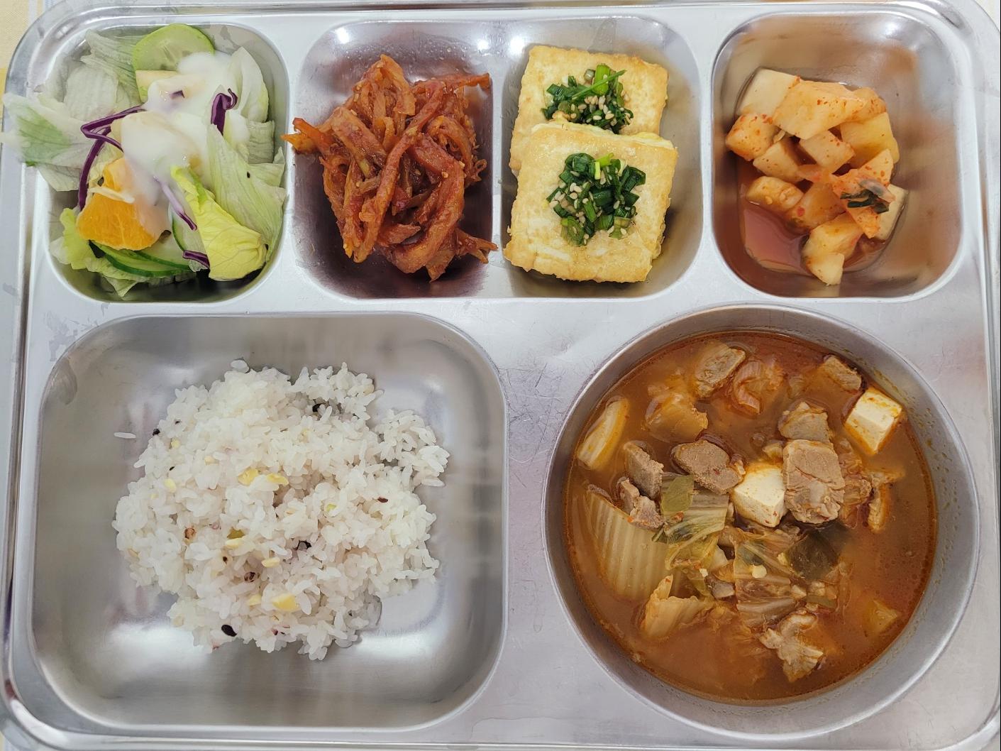 11월22일 식단(혼합잡곡밥,돈육김치찌개,양상추과일샐러드,진미오징어채조림,두부계란구이,깍두기) 사진