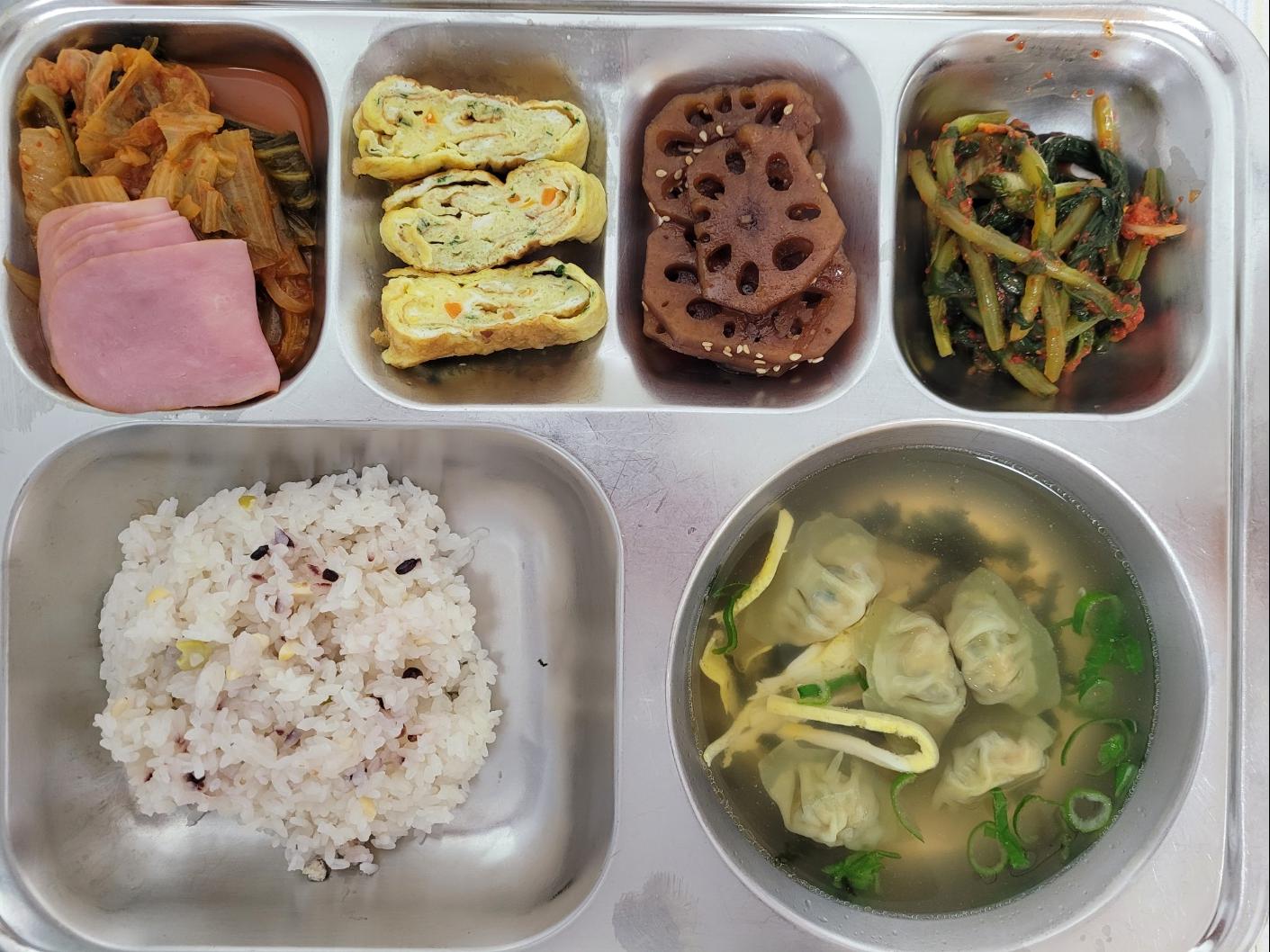 11월25일 식단(혼합잡곡밥,야채가득물만두국,김치볶음&햄쌈,날치알톡톡달걀말이,연근조림,열무김치) 사진