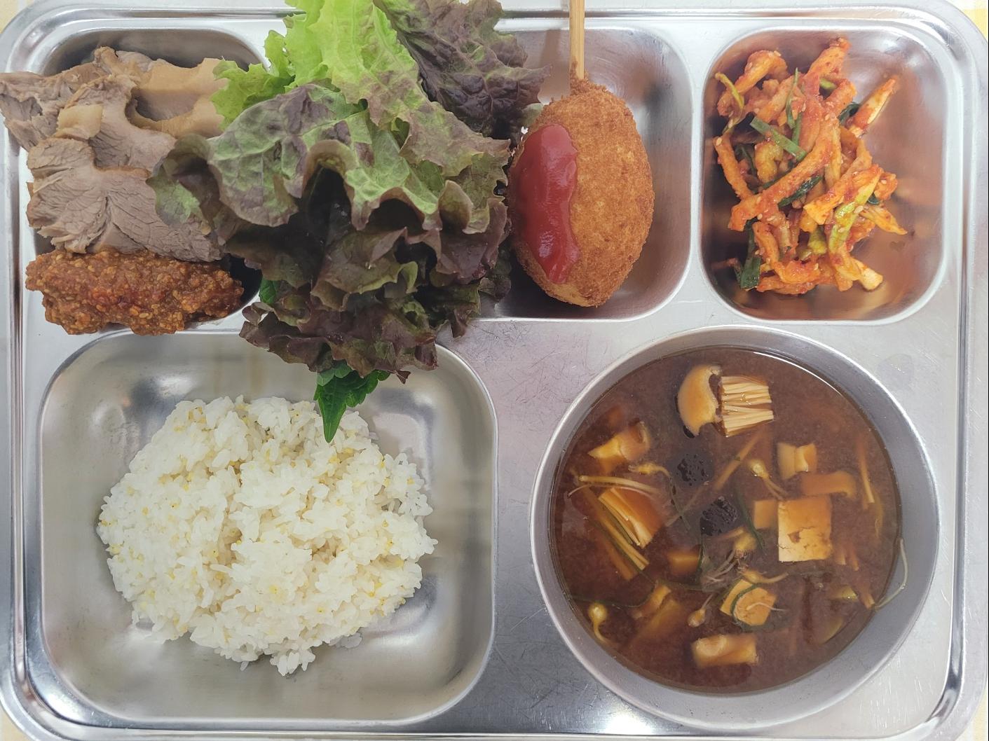 11월26일 식단(기장밥,호박된장찌개,오향장육(수육),무말랭이무침,쌈채소/두부저염쌈장,탱글뽀득핫도그) 사진