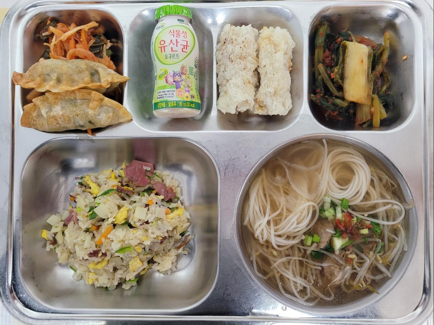 11월27일 식단(훈제오리볶음밥,미니쌀국수,야채비빔만두,새우야채짜조롤,배추김치,식물성요구르트) 사진