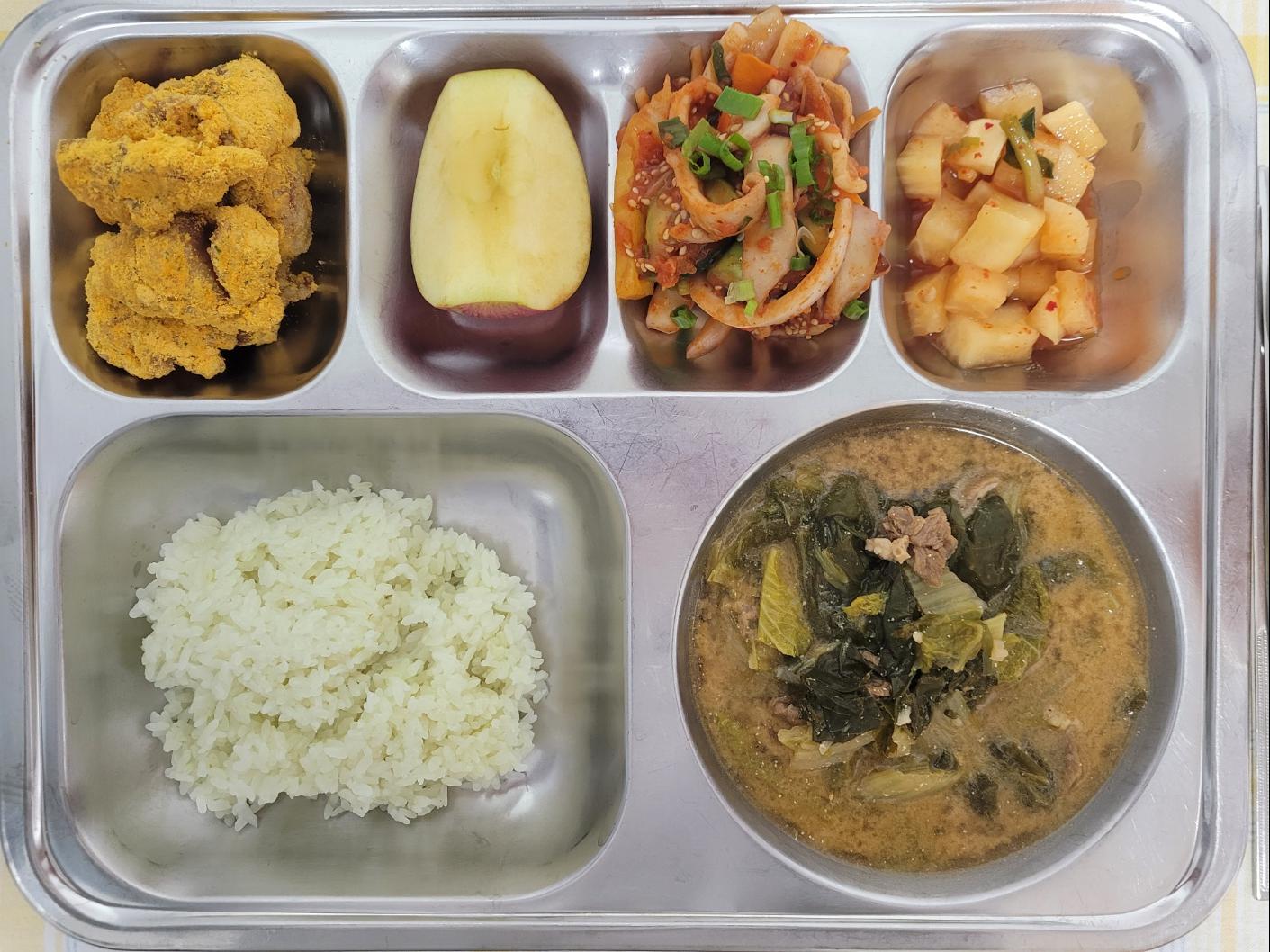 11월28일 식단(클로렐라쌀밥,사골우거지국,오징어파프리카무침,뿌링클치킨,깍두기,강릉사과) 사진