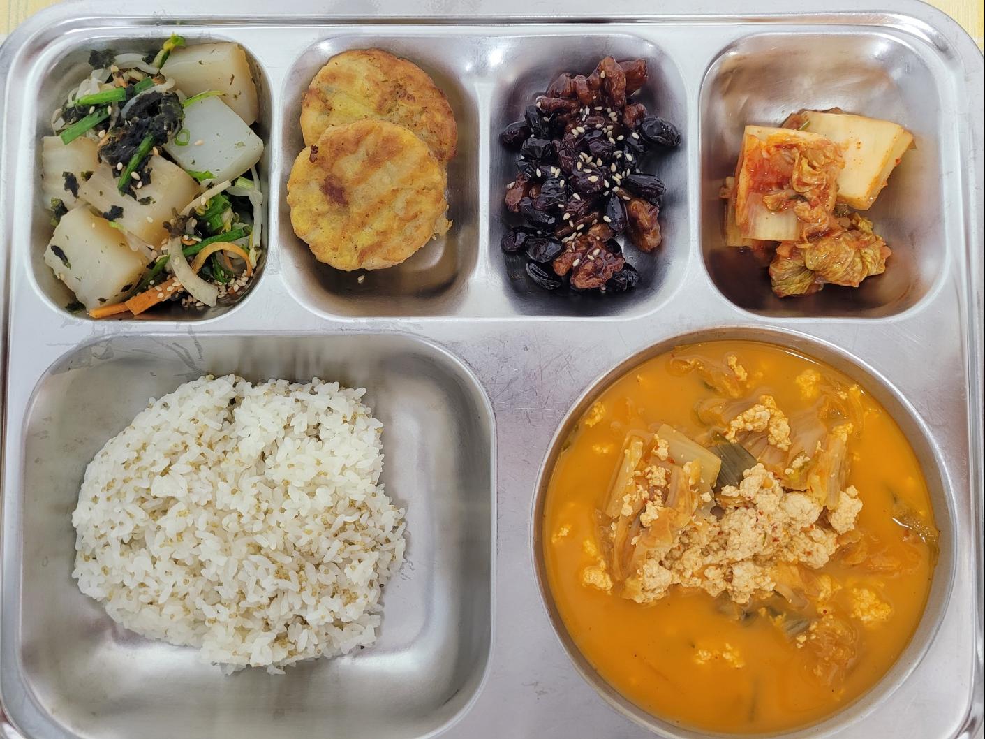 11월29일 식단(차조밥,김치순두부전골,검정콩호두조림,계란옷입은에그랑땡,청포묵김무침,배추김치) 사진