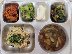 11월20일 식단(쇠고기콩나물밥/달래양념장,얼갈이배추국,오이뱃두리,순살양념치킨,열무김치,친환경배) 사진