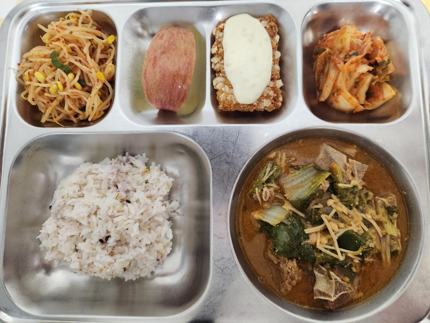 12월3일 식단(혼합잡곡밥,우거지감자탕,별이내리는명태까스,친환경콩나물무침,깍두기,강릉사과) 사진