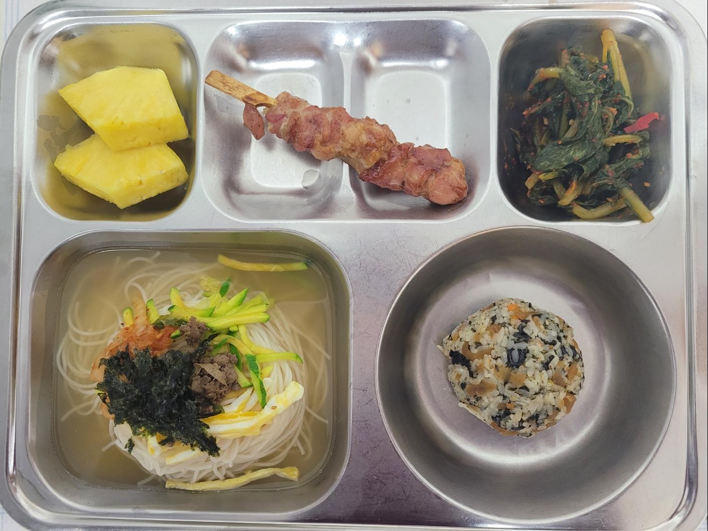 12월4일 식단(무장아찌주먹밥,잔치국수,양념닭꼬치,열무김치,골드파인애플) 사진