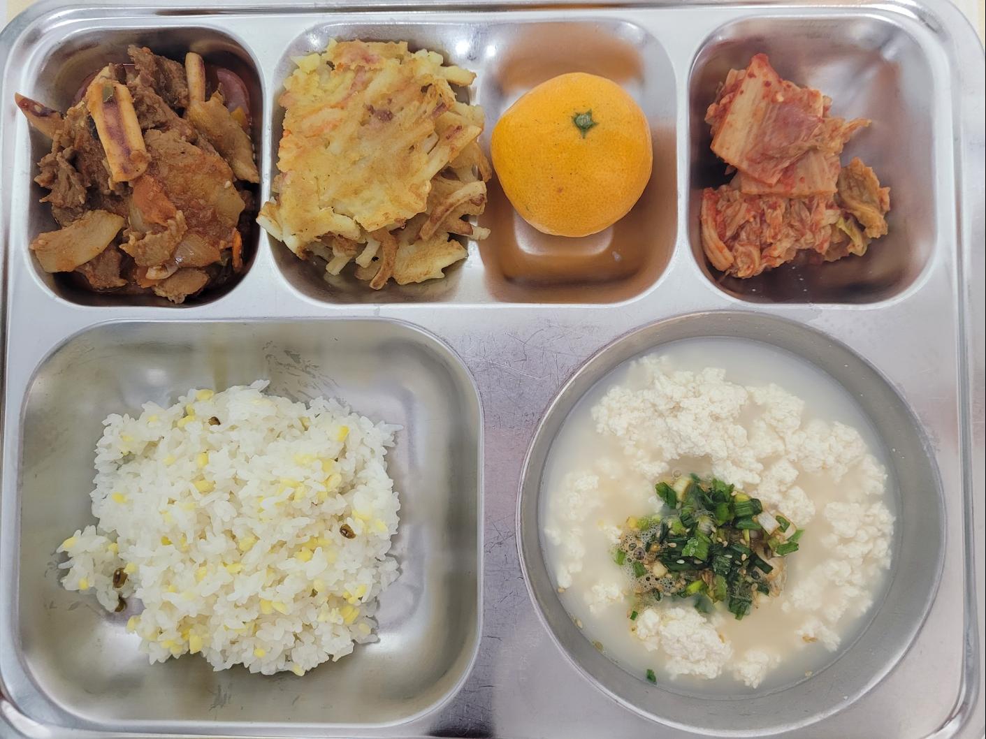 12월6일 식단(녹두밥,우리콩순두부&양념장,오삼불고기,베이컨감자채전,배추김치,감귤) 사진