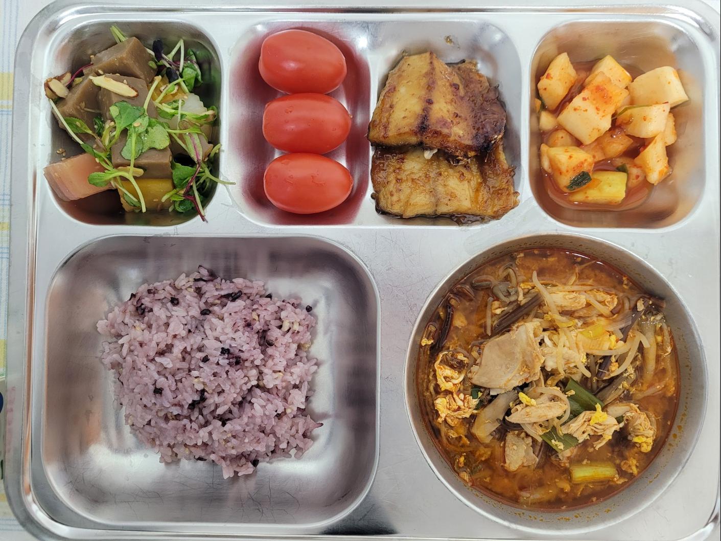 12월10일 식단(발아흑미밥,닭개장,아몬드삼색묵무침,삼치유자간장구이,깍두기,대추방울토마토) 사진