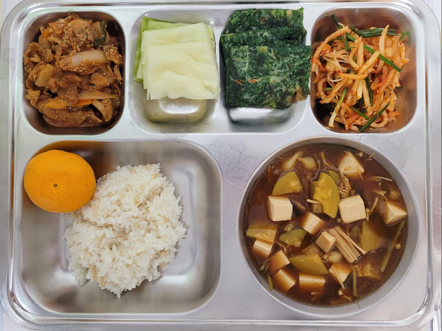 12월13일 식단(찰보리밥,호박된장찌개,매콤제육불고기/양배추쌈,파래전,달래무생채,감귤) 사진