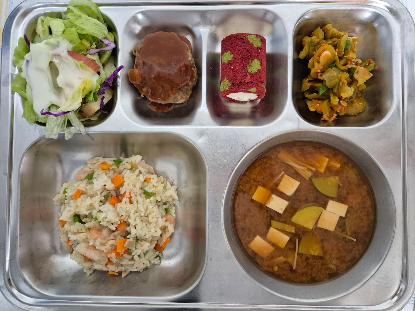 12월24일 식단(새우살볶음밥,두부미소된장국,정통함박스테이크/소스,그린과일샐러드,저염오이지무침,크리스마스레드롤) 사진