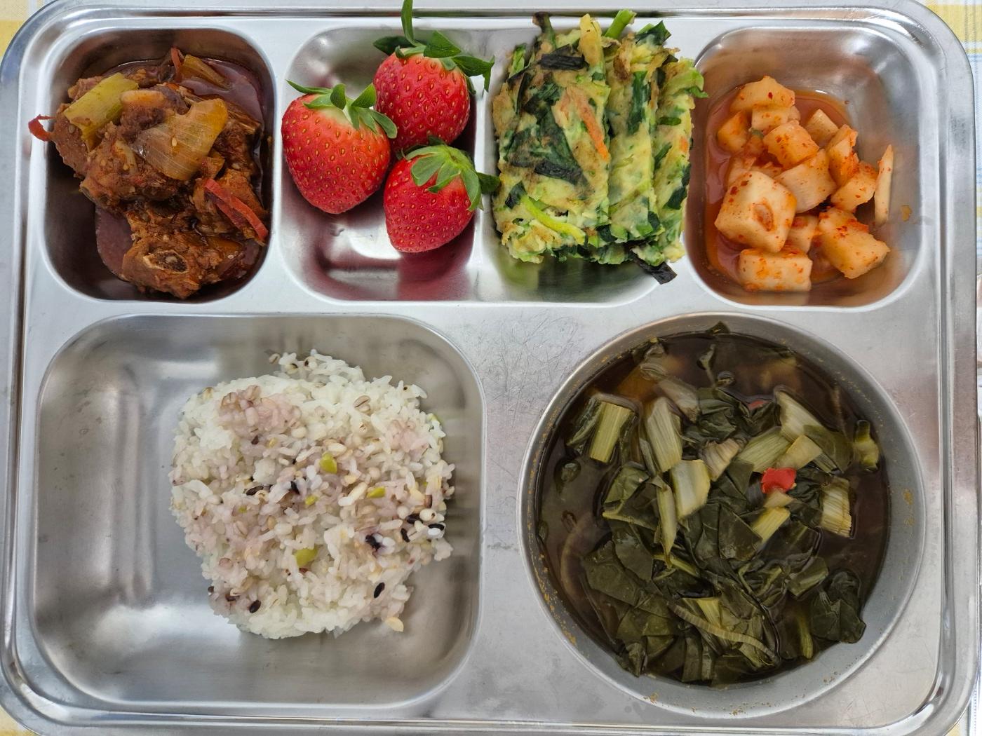 12월30일 식단(혼합잡곡밥,근대된장국,매콤돼지갈비찜,애호박부추전,배추김치,강릉딸기) 사진