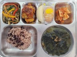 12월2일 식단(팥찰밥,쇠고기미역국,파프리카잡채,장어강정,배추김치,강릉배,우리밀촉촉마들렌) 사진