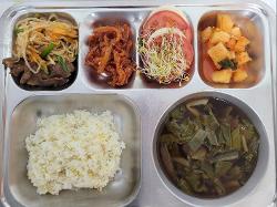 12월5일 식단(기장밥,근대된장국,진미오징어채조림,대패오리숙주볶음,배추김치,카프레제샐러드) 사진