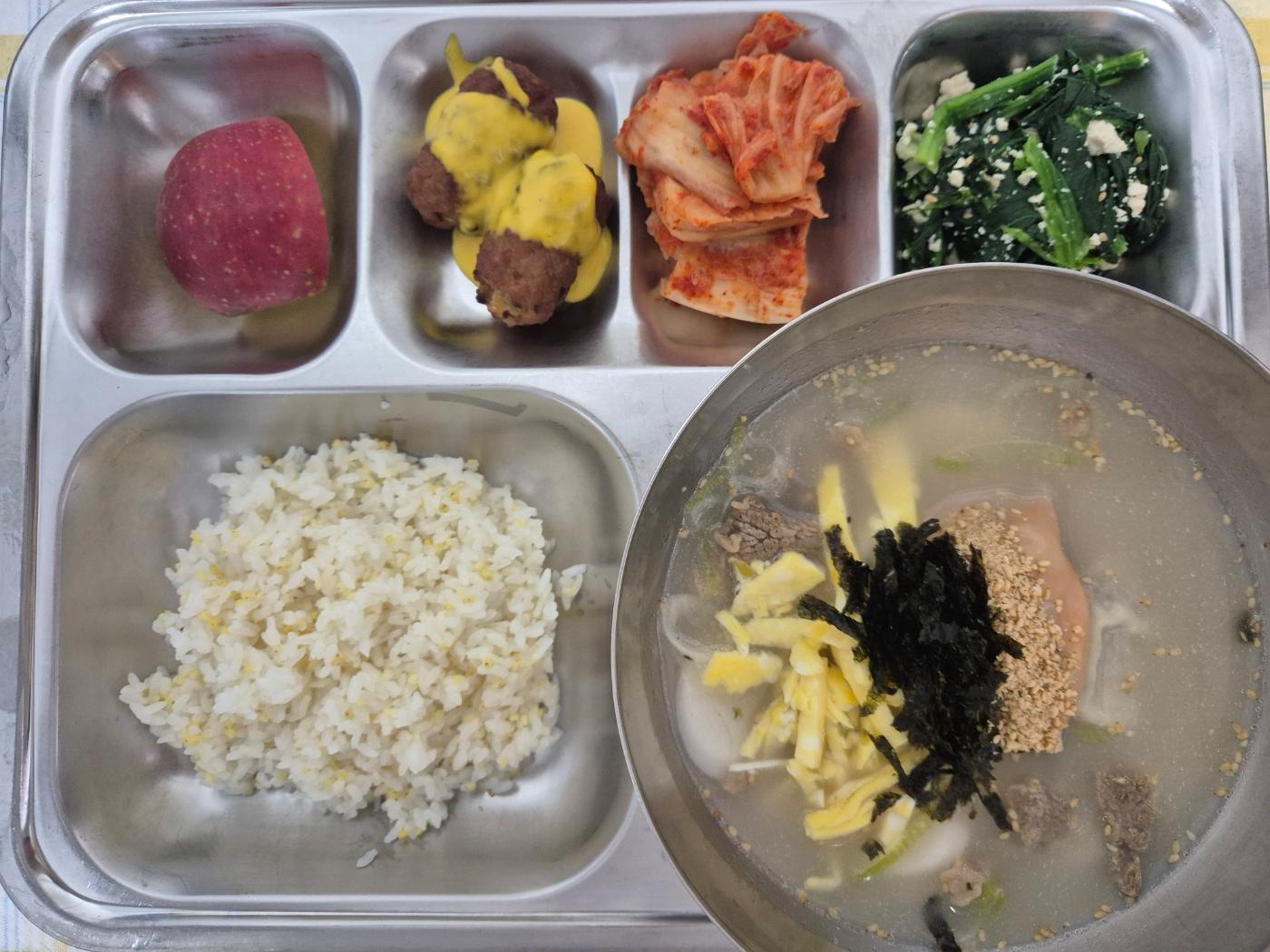 1월2일 식단(기장밥,떡만두국,시금치두부참깨무침,야채고기말이,배추김치,강릉사과) 사진