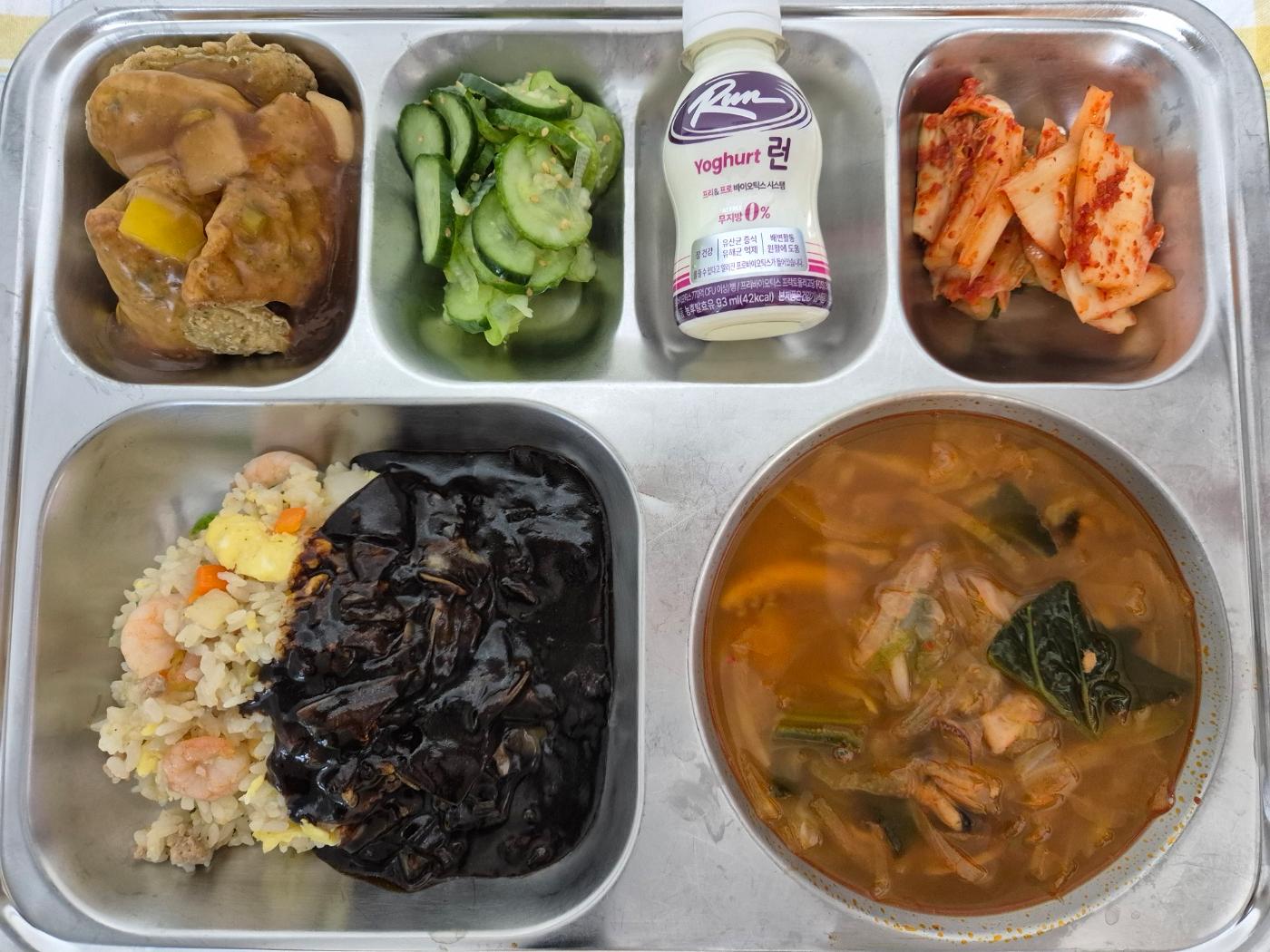 1월3일 식단(중국식볶음밥/자장소스,짬뽕국,오이동그랑무침,꿔바로우,깍두기,런요구르트) 사진