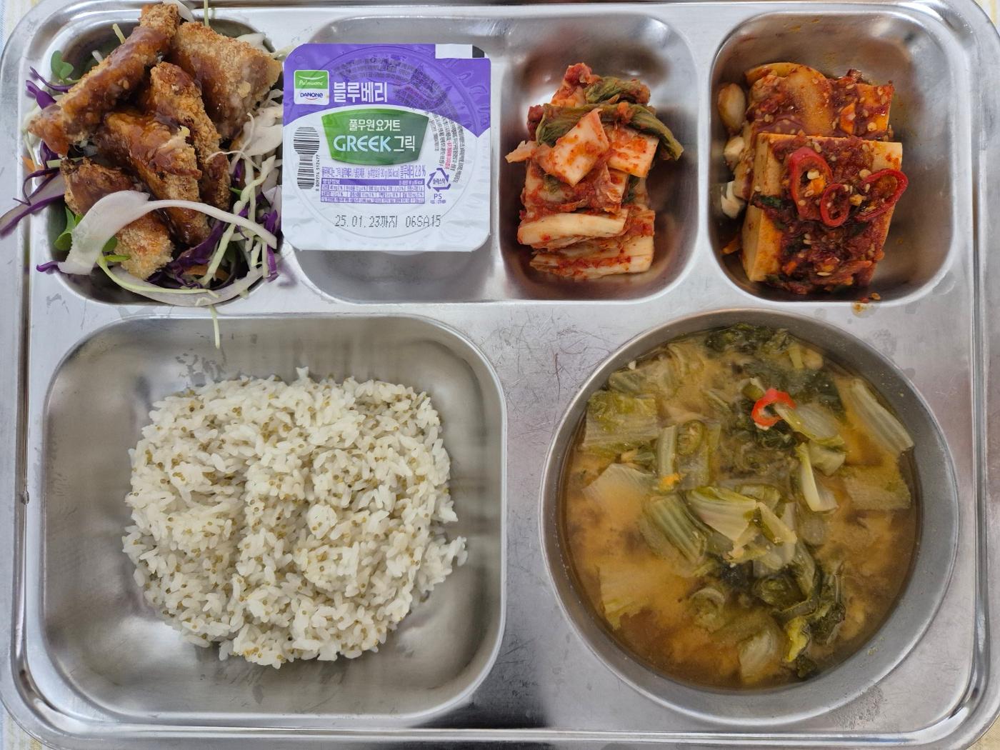 1월7일 식단(차조밥,콩가루배추국,우리콩두부조임,생등심돈까스&샐러드,배추김치,그릭요거트(불루베리)) 사진