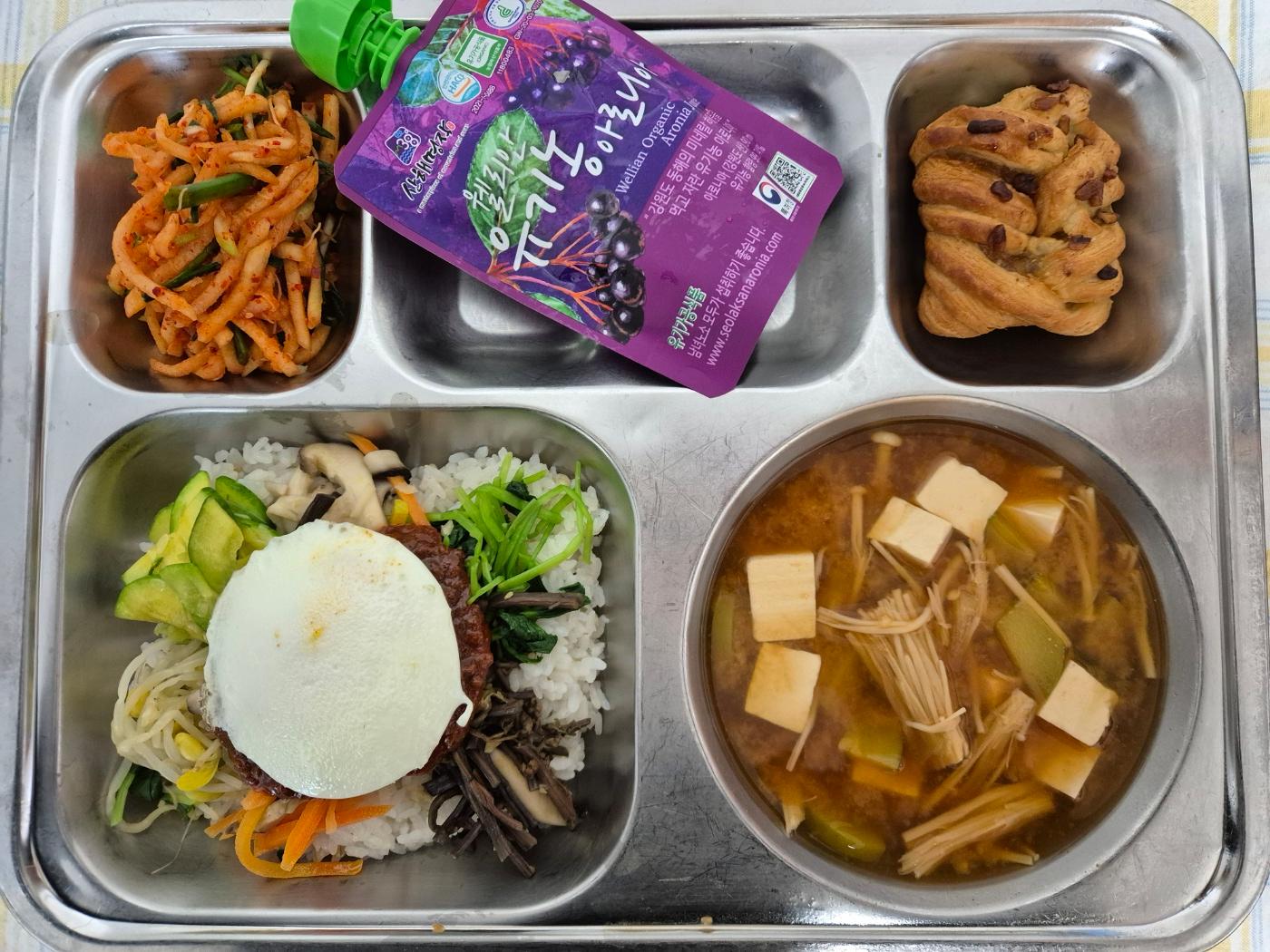 1월9일 식단(산채비빔밥,두부미소된장국,달래무생채,메이플피칸파이,친환경아로니아주스) 사진