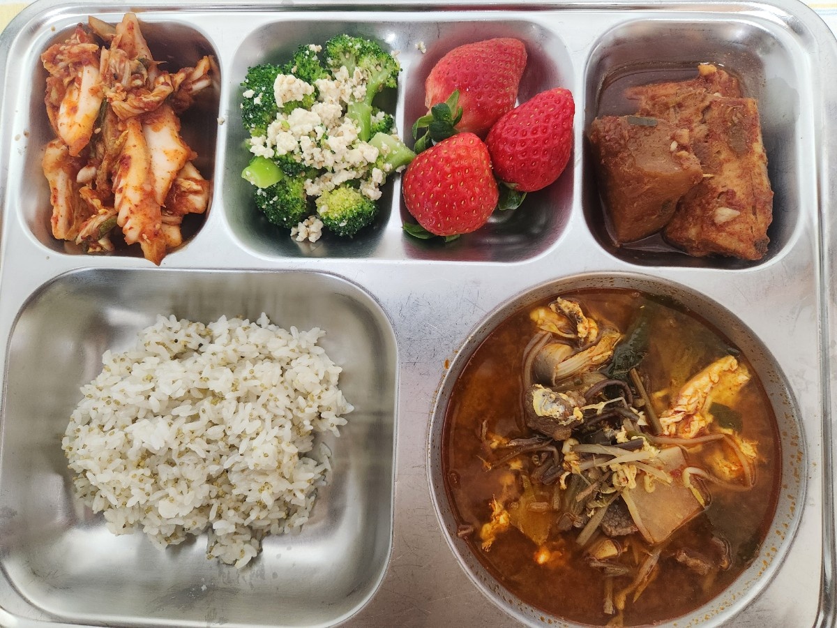 3월6일 식단(차조밥,육개장,임연수무조림,브로콜리두부참깨무침,배추겉절이,딸기(강릉산)) 사진