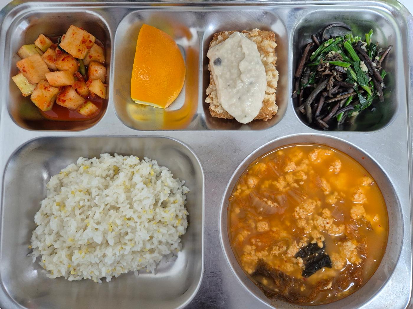 3월7일 식단(기장밥,김치순두부전골,고사리&시금치나물,별이내리는명태까스,깍두기,오렌지) 사진