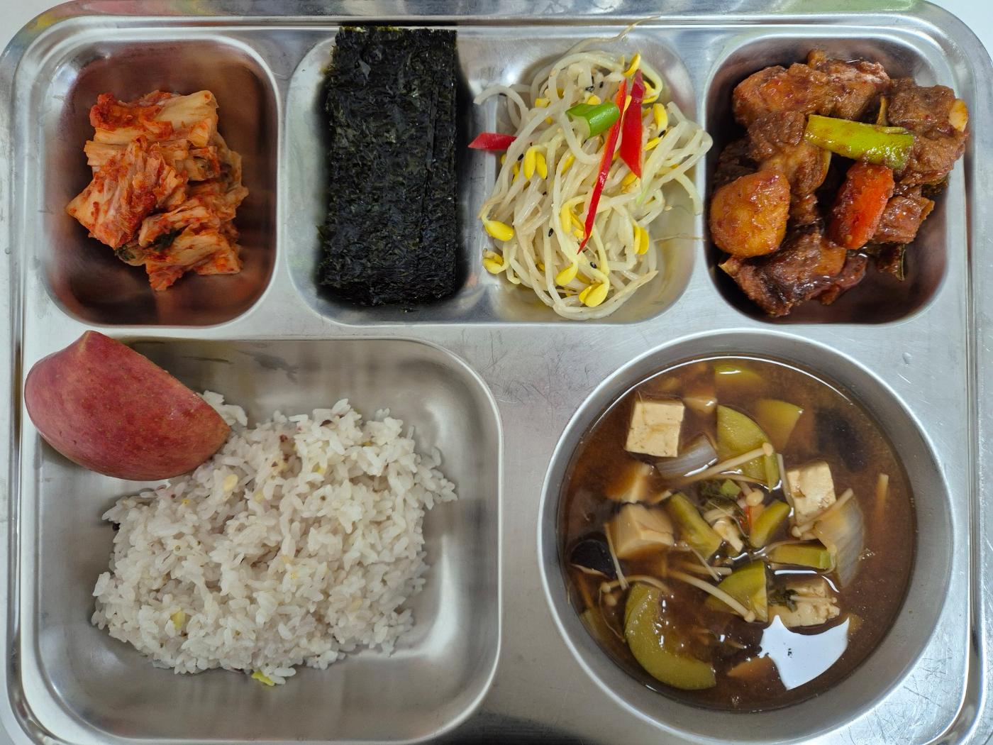 3월10일 식단(혼합잡곡밥,호박된장찌개,매콤돼지갈비찜,친환경콩나물무침,돌김구이,배추김치,강릉사과) 사진