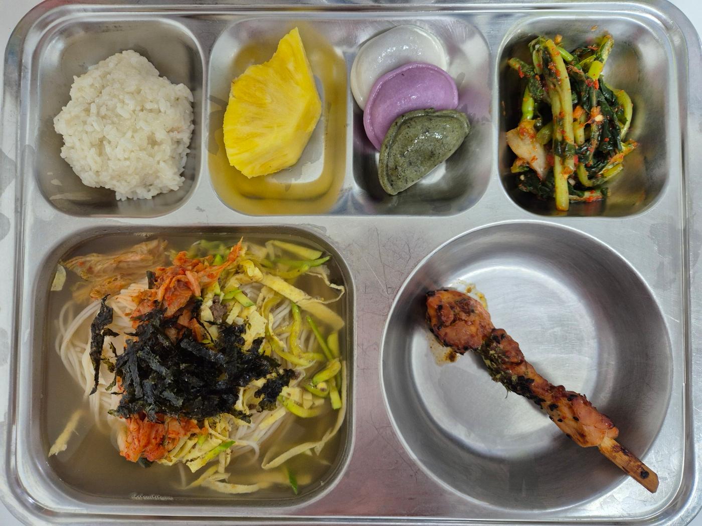 3월12일 식단(찹쌀밥(자율),잔치국수,양념닭꼬치,반달바람떡,열무김치,골드파인애플) 사진