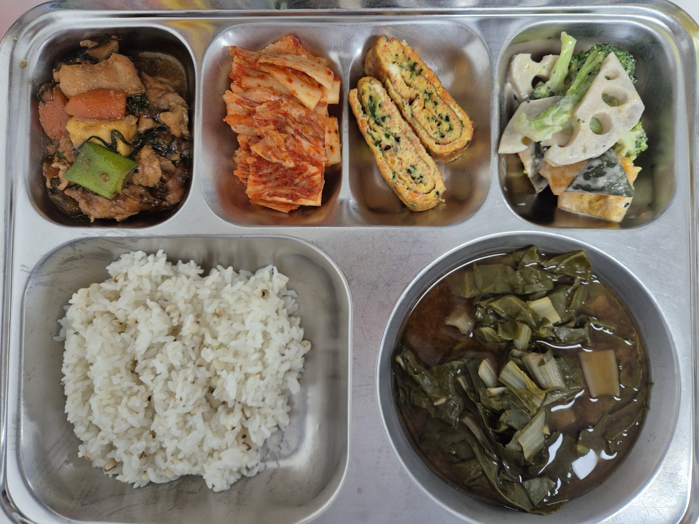 3월24일 식단(율무밥,근대된장국,안동찜닭,날치알달걀말이,단호박연근브로콜리&참깨흑임자드레싱,배추김치) 사진