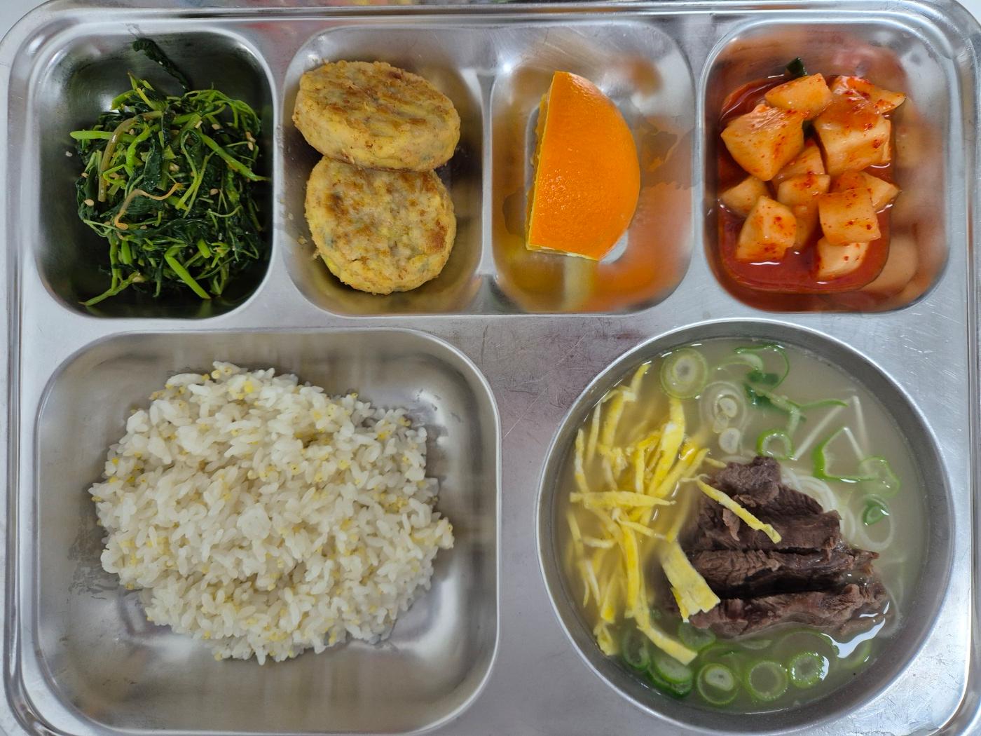 3월25일 식단(기장밥,설렁탕&소면,계란옷입은에그랑땡,비름나물무침,깍두기,오렌지) 사진