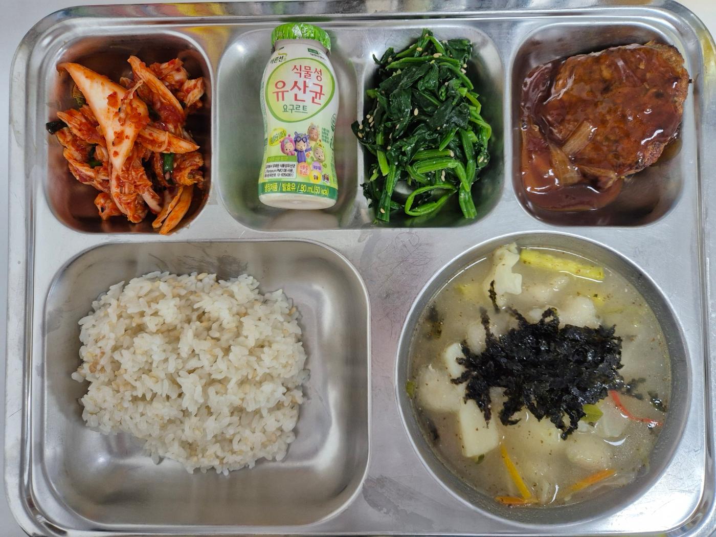 3월28일 식단(발아현미밥,감자옹심이,수제함박스테이크,시금치들깨무침,배추겉절이,식물성유산균요구르트) 사진