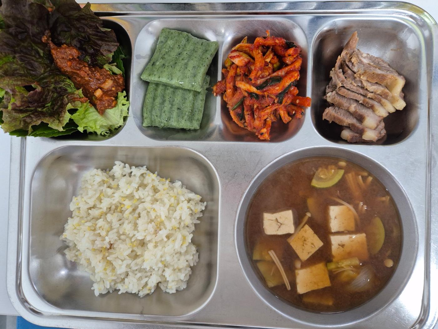 3월31일 식단(기장밥,팽이버섯된장찌개,오향장육,무말랭이무침,쑥절편(삼짇날절기음식),쌈채소/두부저염쌈장) 사진