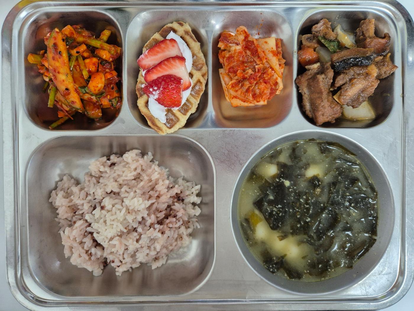 4월1일 식단(차수수밥,조랭이들깨미역국,등갈비찜,오징어미나리무침,배추김치,미니딸기크로플) 사진