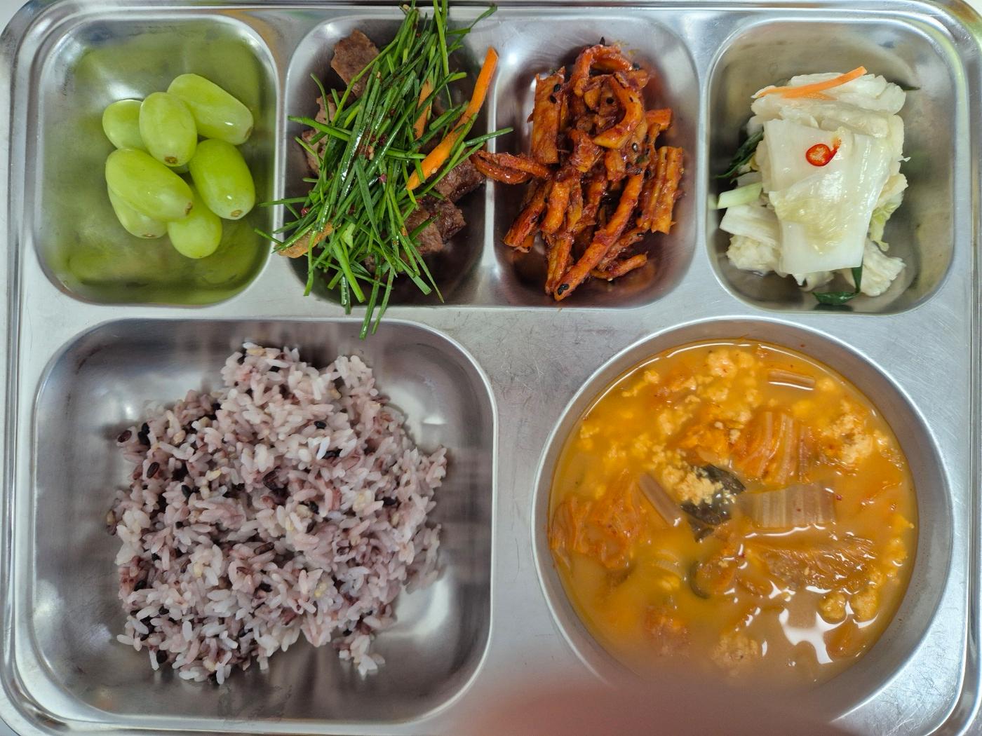 4월3일 식단(발아흑미밥,김치순두부전골,진미오징어채조림,영양부추남도떡갈비,백김치,청포도) 사진