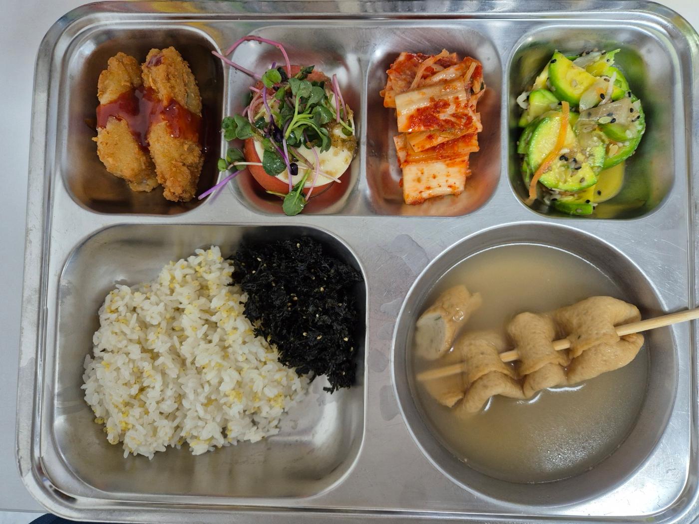 4월4일 식단(기장밥,꼬지어묵국,애호박새우젓볶음,코코넛순살코다리강정,건파래볶음,배추김치,카프레제샐러드) 사진