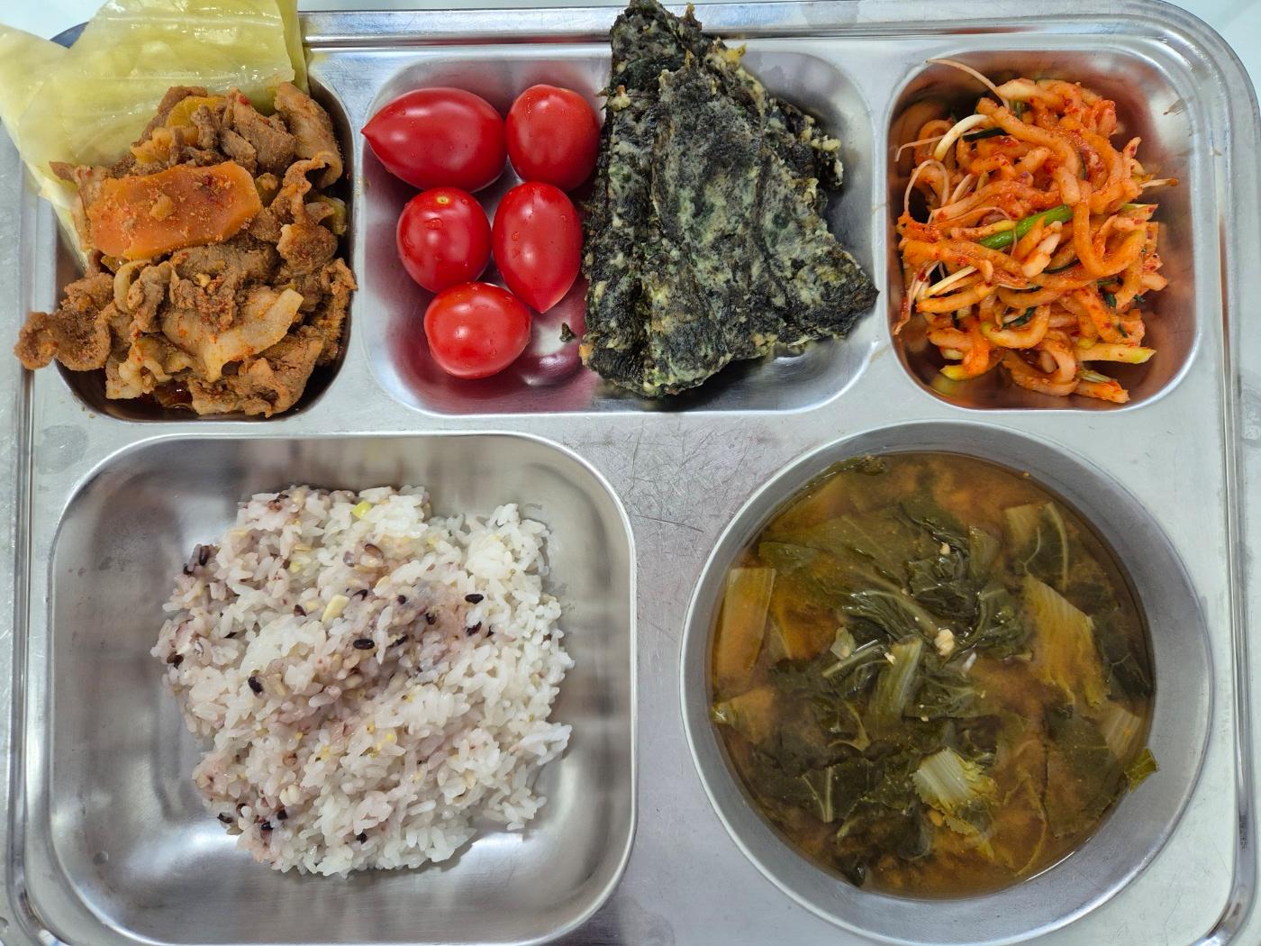 4월7일 식단(혼합잡곡밥,얼갈이배추국,매콤제육불고기&양배추쌈,파래전,달래무생채,대추방울토마토) 사진