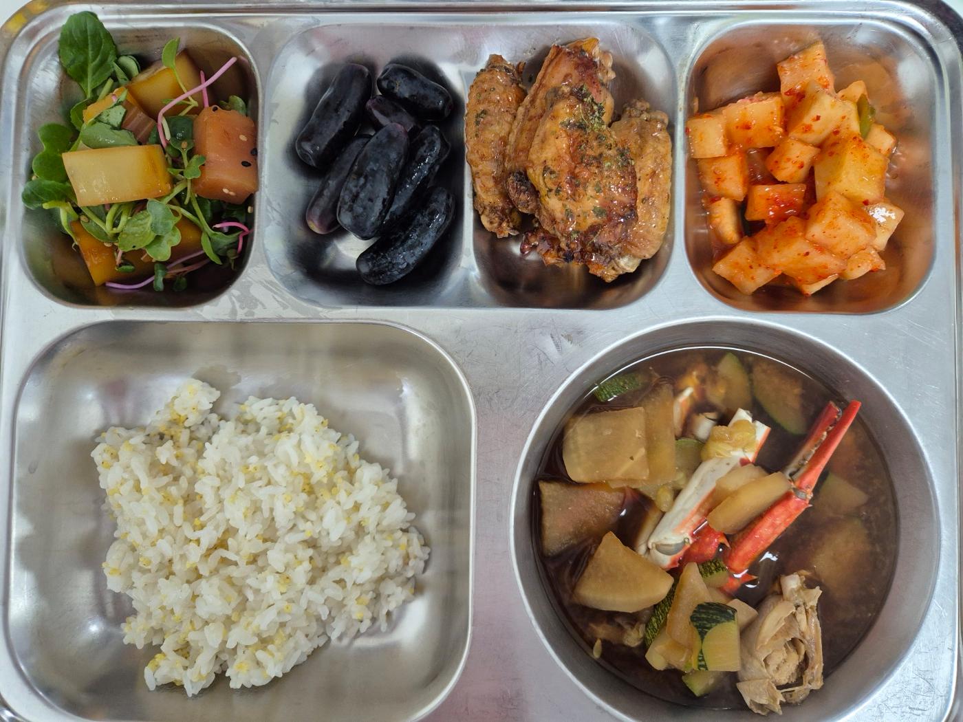 4월8일 식단(기장밥,꽃게무장국,아몬드삼색묵무침,닭날개데리야끼구이,배추김치,블랙사파이어) 사진