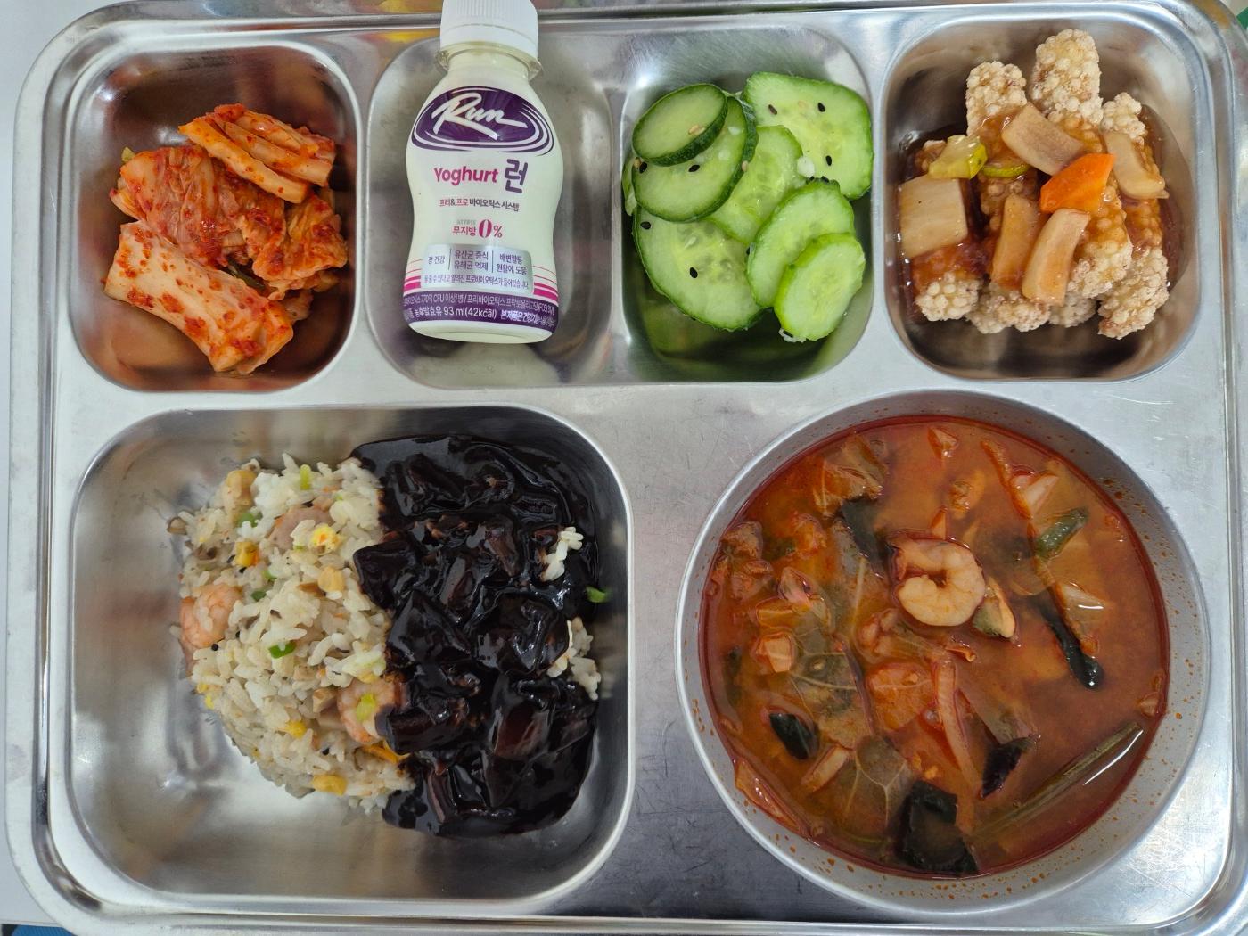 4월9일 식단(새우볶음밥(자장소스),짬뽕국,오이동그랑무침,두부우리쌀등심탕수육,런요구르트) 사진
