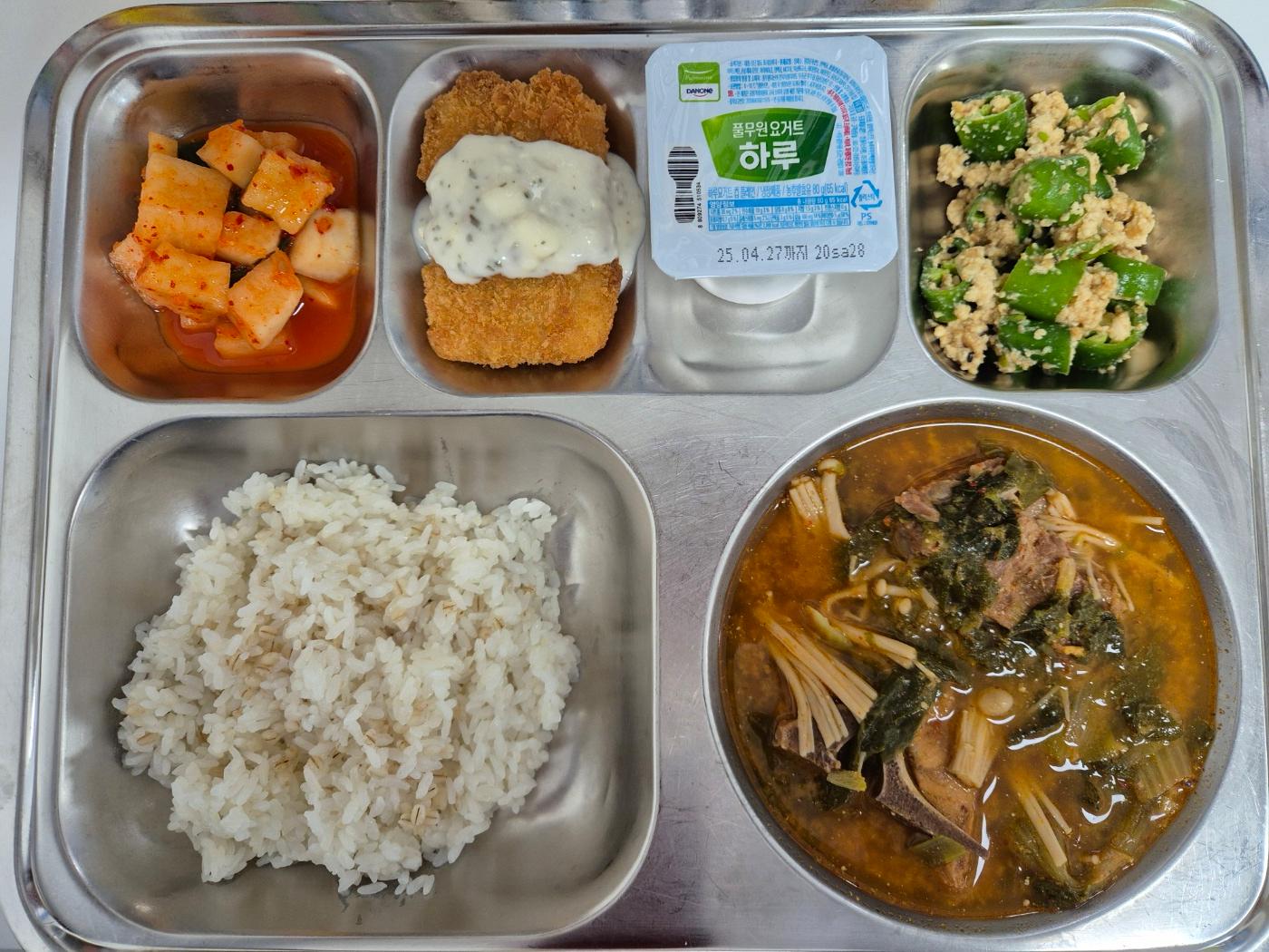 4월10일 식단(찰보리밥,우거지감자탕,아삭고추쌈장무침,담백한광어까스/타르타르소스,깍두기,하루요거트) 사진