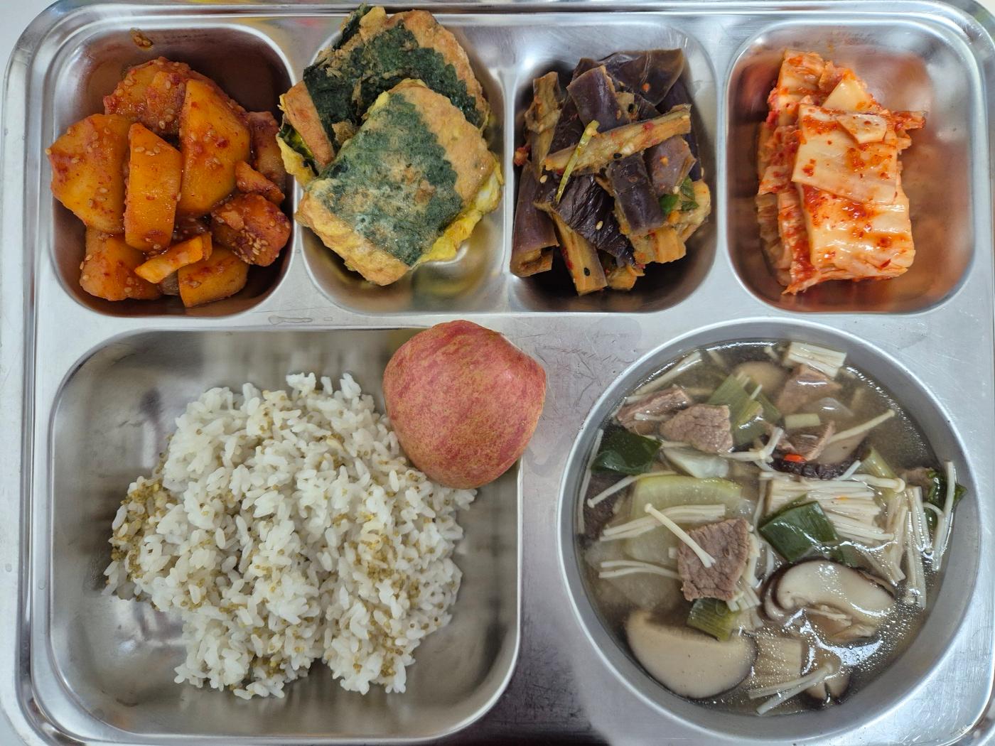 4월11일 식단(차조밥,쇠고기버섯국,가지나물,명태살깻잎두부전,감자조림,배추김치,강릉사과) 사진