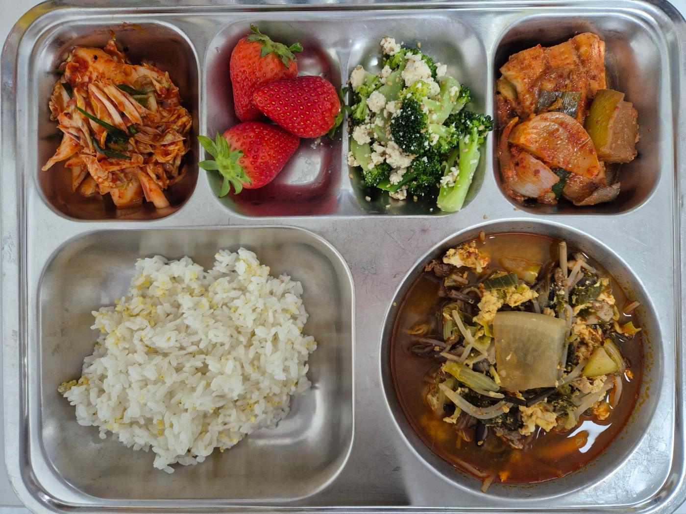 4월14일 식단(기장밥,육개장,임연수무조림,브로콜리두부참깨무침,배추겉절이,강릉딸기) 사진