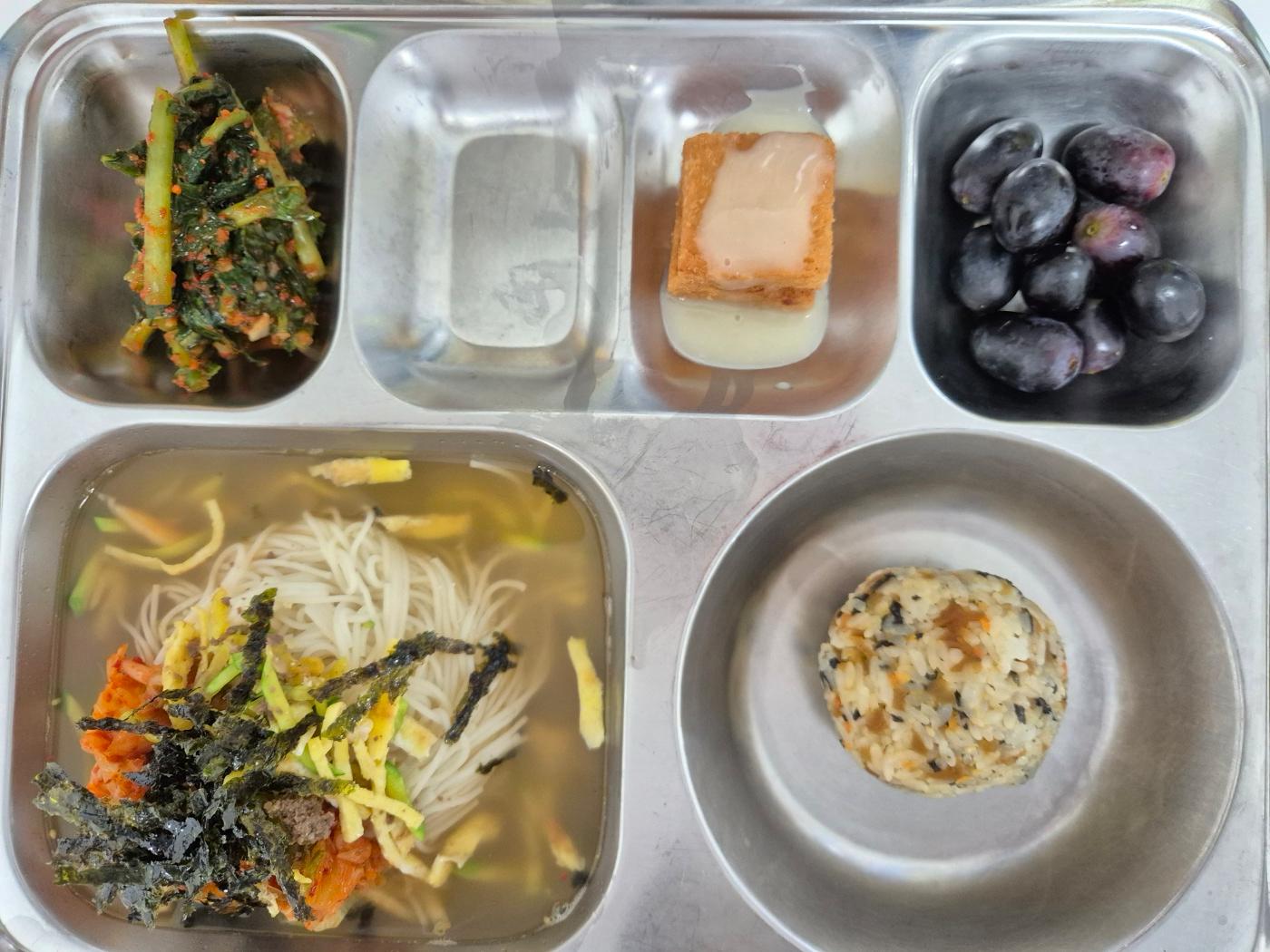 4월16일 식단(무장아찌두먹밥,잔치국수,통새우가득멘보샤,열무김치,크림슨포도) 사진