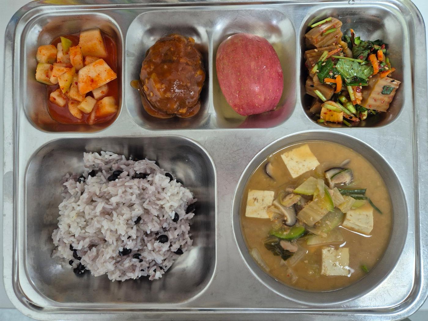 4월17일 식단(약콩밥,우리콩청국장찌개,도토리묵참나물무침,정통함박스테이크/소스,깍두기,강릉사과) 사진