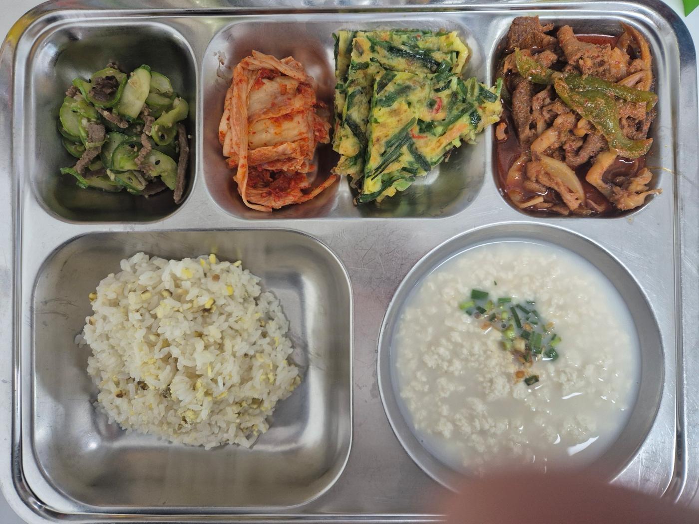 4월18일 식단(녹두밥,우리콩순두부&양념장,오삼불고기,애호박부추전,오이뱃두리,배추김치) 사진